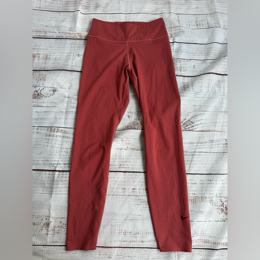 Nike One Dri-FIT Mid Rise Leggings – Pink size S